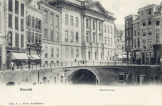 4671 Gezicht op de Oudegracht Weerdzijde te Utrecht met in het midden de Stadhuisbrug en het Stadhuis (Stadhuisbrug 1).